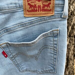 ⭐️Levi’s Boyfriend Jean in size 27